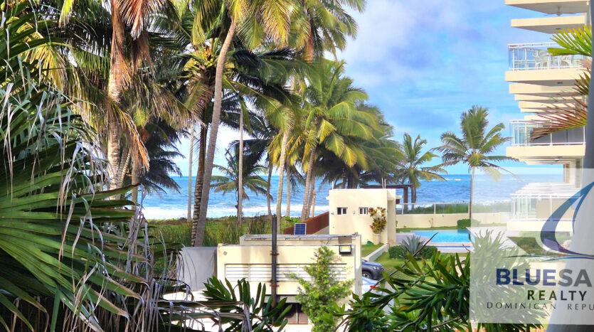 Penthouse in the middle of palm trees and ocean